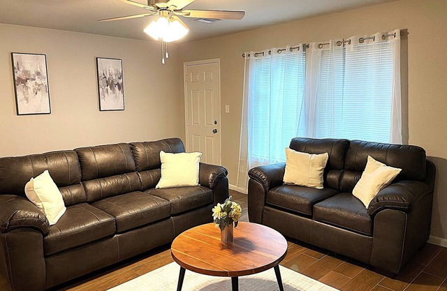 Charming 3-bedroom single family house, family friendly in brilliant Hobby area.