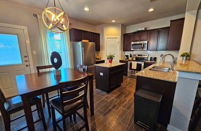 Charming 3-bedroom townhome with fast WiFi in fabulous Midlothian TX