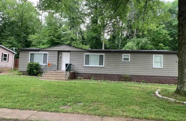 Charming 3 bedroom, 2 bath home with deck/trails/hiking