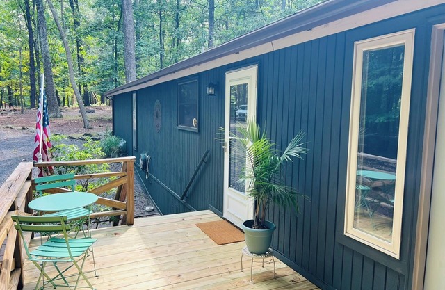 Charming 3-bedroom cabin in quiet Hedgesville with WiFi, hiking, resort access