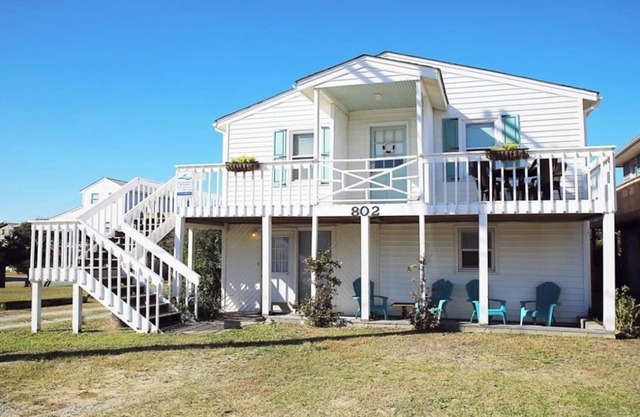Charming 3-bedroom cottage on the most magical part of Topsail Island!