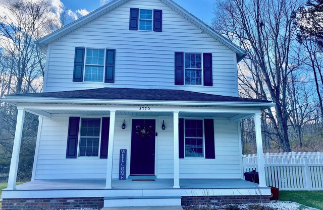 Charming 3-bedroom farmhouse less than 8 miles from Beaver Stadium