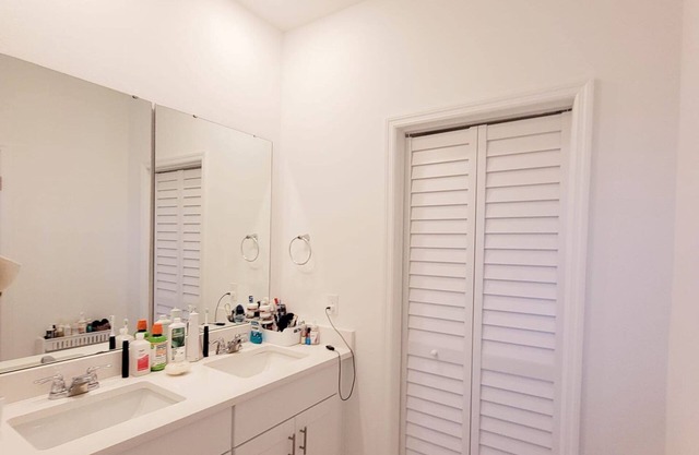 Charming 3-bedroom house with fitness room, WiFi in welcoming Saint Cloud