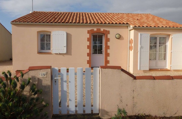 Charming 3BR House in Givrand, 6km from Beach, Peaceful Setting, 3-Star Rating, Sleeps 6