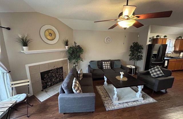 Charming 4 bedroom house with spacious backyard, AC and WiFi in Grand Prairie