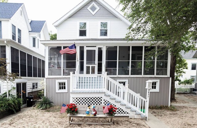 Charming 4-bedroom beachside Lake Michigan cottage in beautiful Macatawa