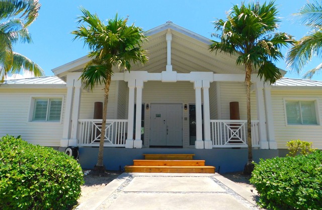 Charming 4-bedroom house with WiFi, AC in marvelous Bailey Town