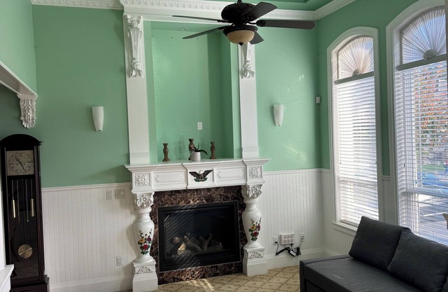 Charming 4-bedroom house with WiFi and AC in Surrey