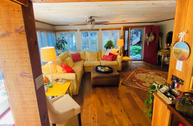 Charming 4-bedroom Lake House in Cumming, GA on Lake Lanier