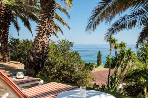 Charming 6-BR Camps Bay Villa 2 Pools and Sea Views