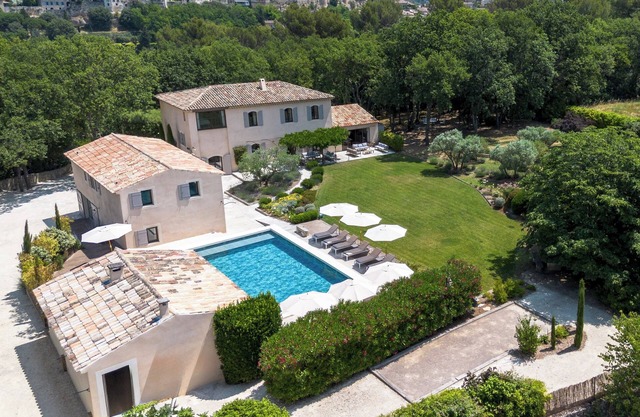 Charming 9 bedroom Bastide in Ménerbes fitness picckle ball, spa, swimming pool
