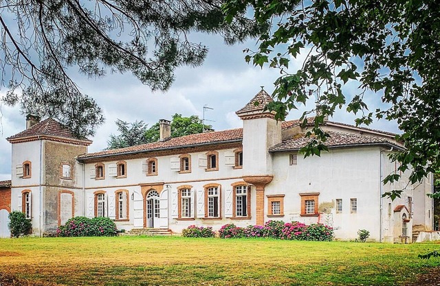 Charming accommodation in a 13th Century Château