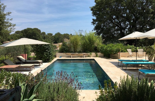 Charming air-conditioned country house with swimming pool in a green setting in Valbonne