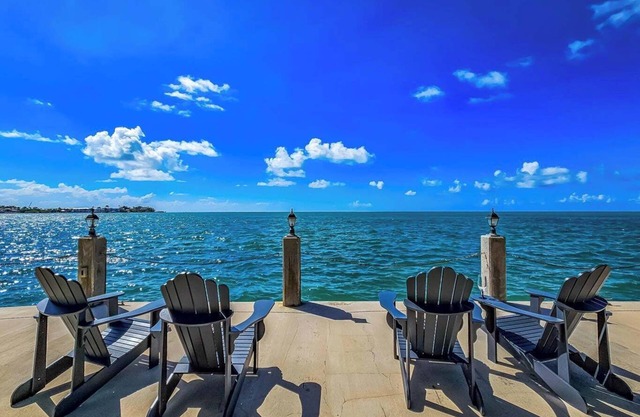 Charming and cozy Oceanfront 1 bedroom cottage in superb Marathon, with WiFi, AC