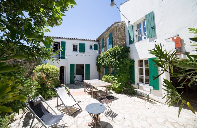 Charming and typical Ile de Ré House. Village center, very calm and renovated