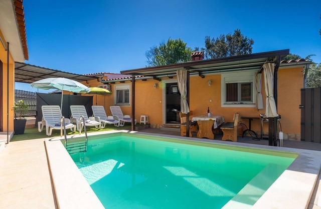 Charming apartment with heated private pool, barbecue, baby crib, barbecue, WiFi