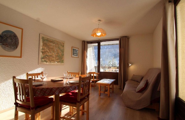 Charming Apt for 6 with Balcony in South-Facing Serre-Chevalier, Ski Shuttle & Free Parking