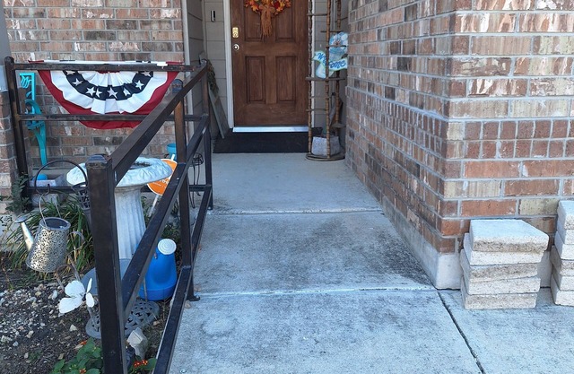 Charming B&B with WiFi and flower garden at entrance view in Enchanting Converse