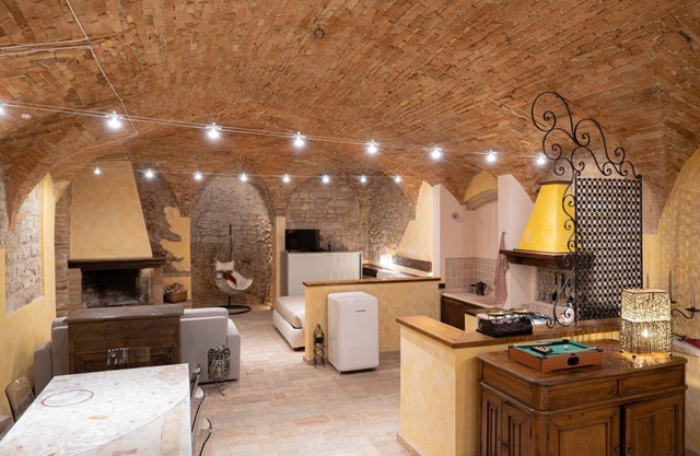 Charming brick and stone loft in a 17th-century chapel in the historic center
