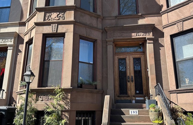 Charming Brownstone just 2.5 blocks from Prospect park