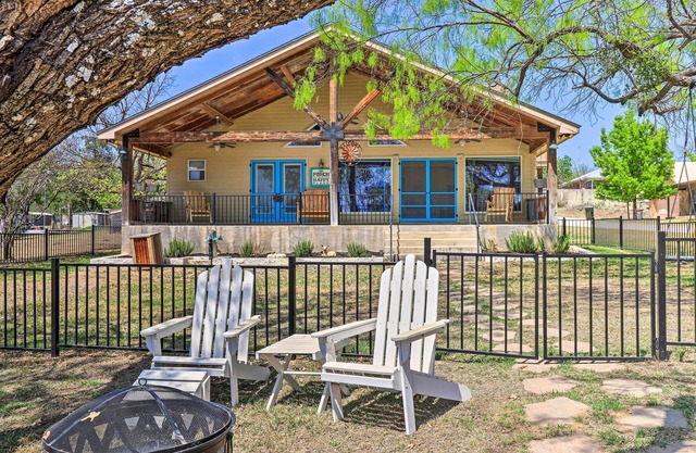 Charming Burnet Cottage w/Lake View + Porch!