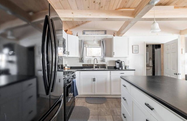 Charming Cabin Getaway: Sunrise and Sunset Views