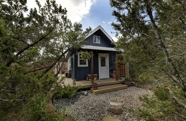 Charming Cabin Rental with a Private Hot Tub near Canyon Lake, Texas