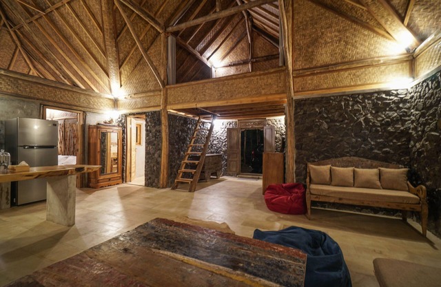 Charming chalet by the lake in Kintamani