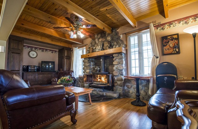 Charming chalet in Montebello with River view