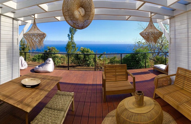 Charming chalet with large terrace and breathtaking sea view