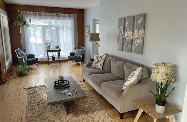 Charming Character 4 bedroom 2 blocks from River!