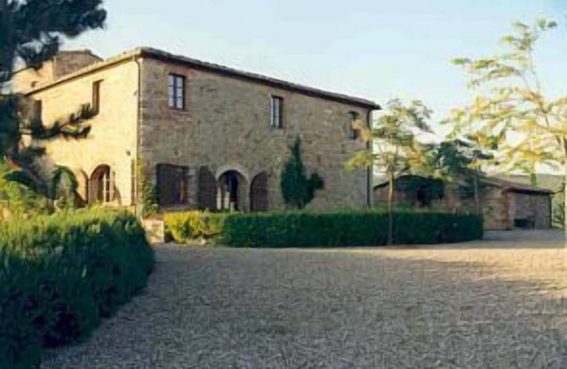 Charming Chianti hilltop house, exceptional views, large swimming pool