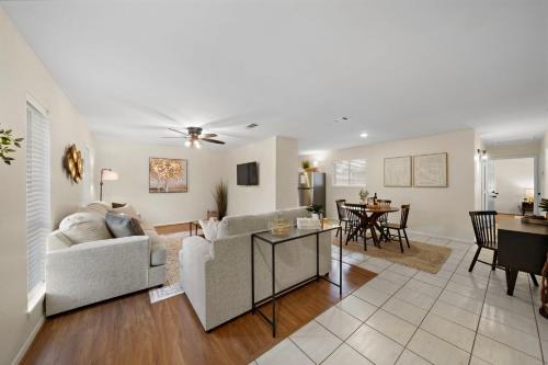 Charming Coastal Retreat in Seabrook TX