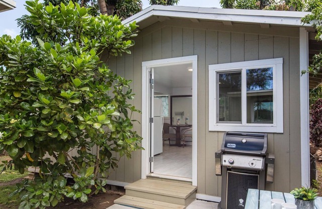 Charming Cottage across the street from beach and walking distance to Haleiwa!