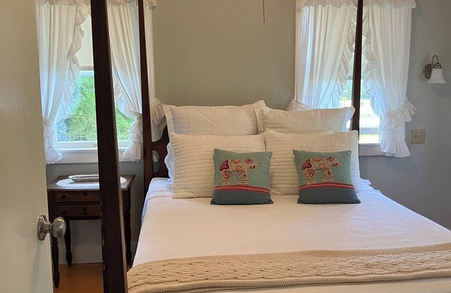 Charming cottage in bucolic Chilmark. Minutes to Menemsha harbor.