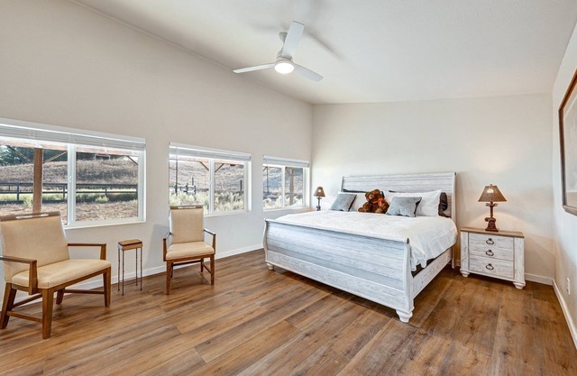 Charming cottage in Petaluma, outside historic downtown 9 acres with great views