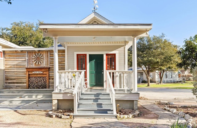 Charming Cottage Escape – King Suite w/Jacuzzi & Secluded Patio | Historic Charm w/Modern Comforts