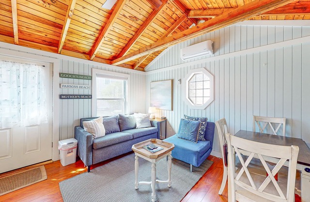 Charming cottage with outdoor pool, firepit, jetted bathtub, & partial AC