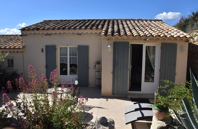 Charming country house, foothills of the Ventoux, 3 bedrooms, calm and magnificent view