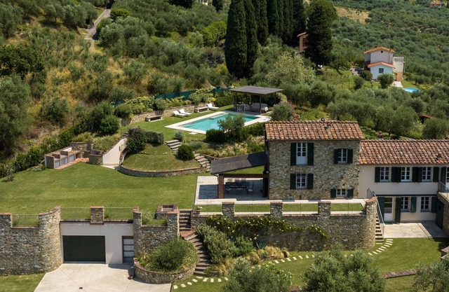 Charming country house on the hills north of Lucca with stunning view