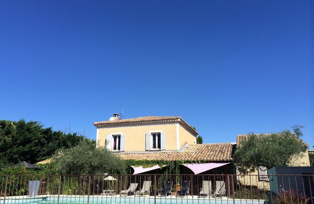 Charming country house between Luberon, Alpilles and Ventoux, secure swimming pool, garden