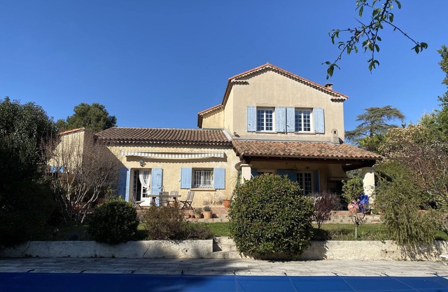 CHARMING COUNTRY HOUSE WITH LARGE SWIMMING POOL