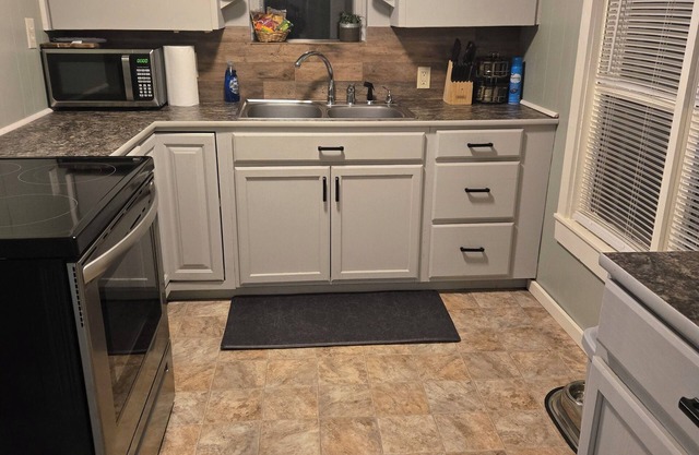 Charming Cozy Cottage: 2-bedroom house with WiFi, AC in delightful Atlanta