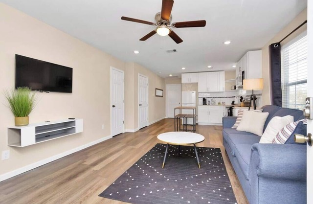 Charming+Cozy King Suite | Near Dwntwn| Pets