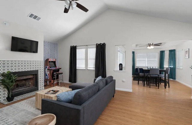 Charming Cul-De-Sac 3-bedroom. Peaceful neighborhood yet close to everything.