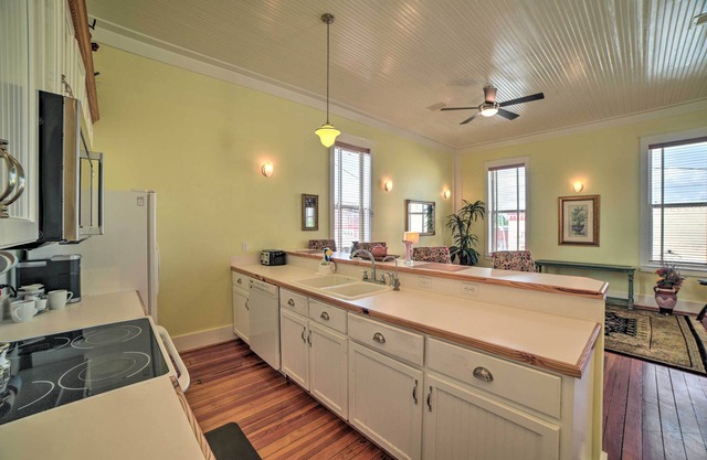 Charming DeFuniak Apartment in Historic Dtwn!