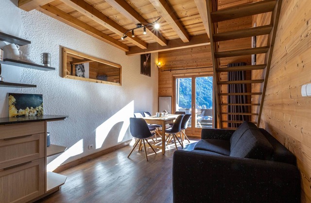 Charming duplex 8 pers. ski-in/ski-out in Méribel Mottaret, balcony, equipped kitchen, pets allowed