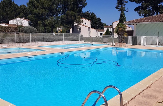 Charming duplex in quiet residence with swimming pool