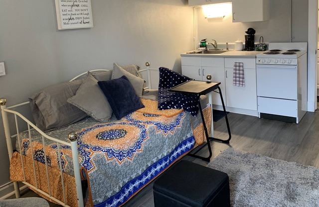 Charming Efficiency Apartment #10