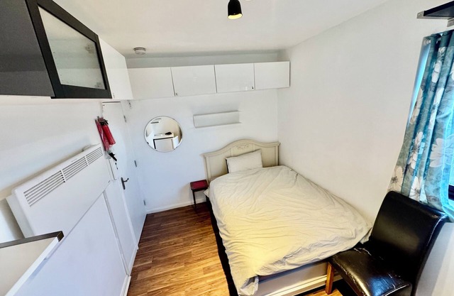 Charming En-suite bedroom in peaceful House Dagenham with WiFi